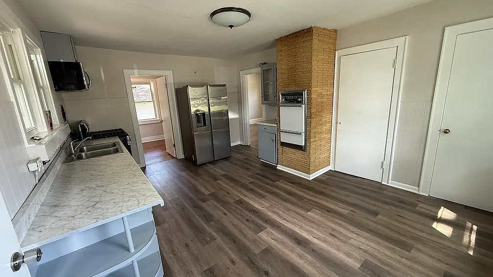 4 bed, $1,400 — Photo 4