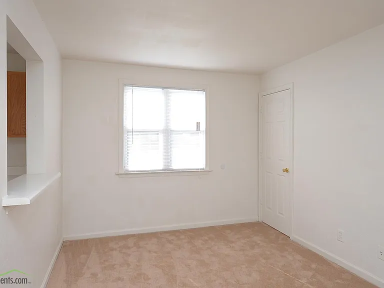 Sterling Oaks Apartments — Photo 8