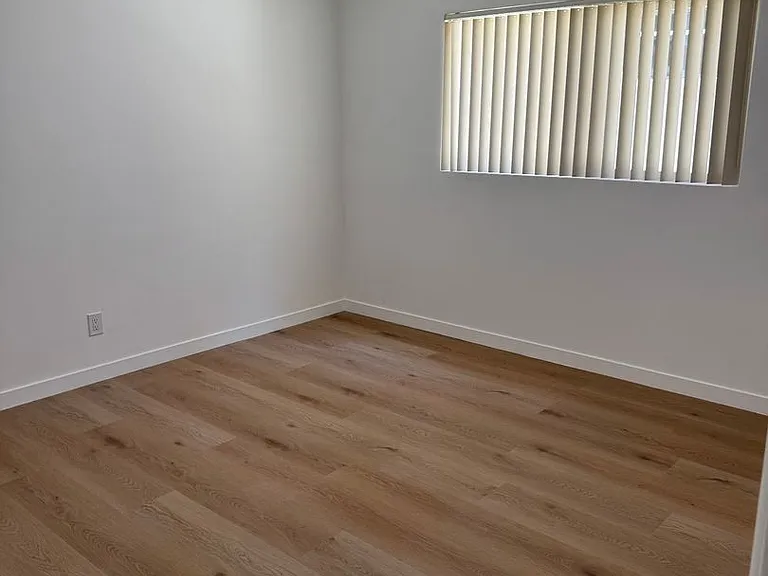 Van Ness Apartments — Photo 13