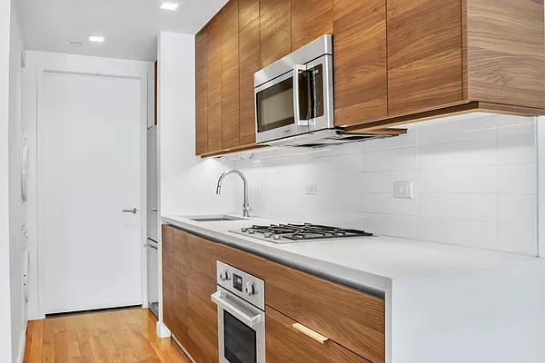 Rented by L Rose Realty (Brokerage) | media 18