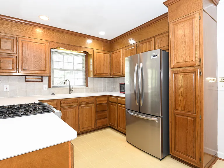 1804 Strathmore Dr — Photo 10