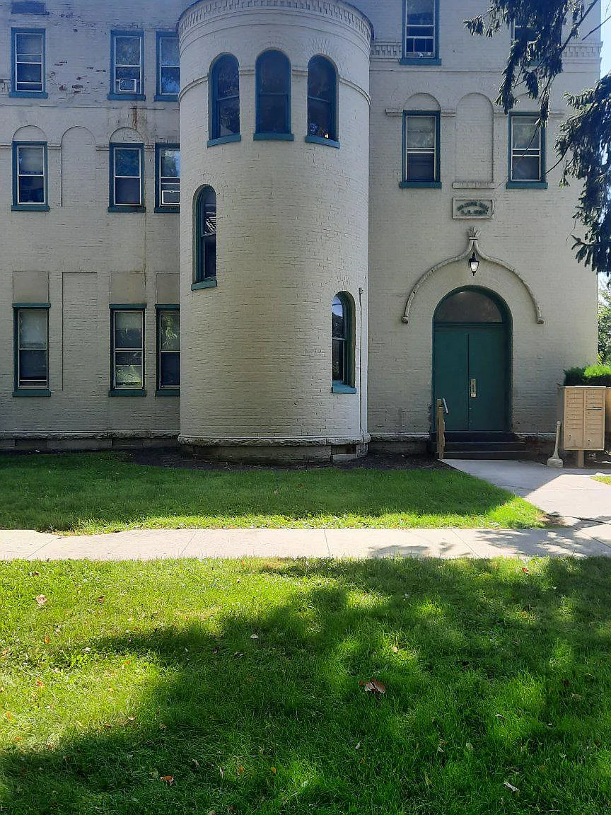 2 bed, 1.0 bath, $1,200 — Photo 1
