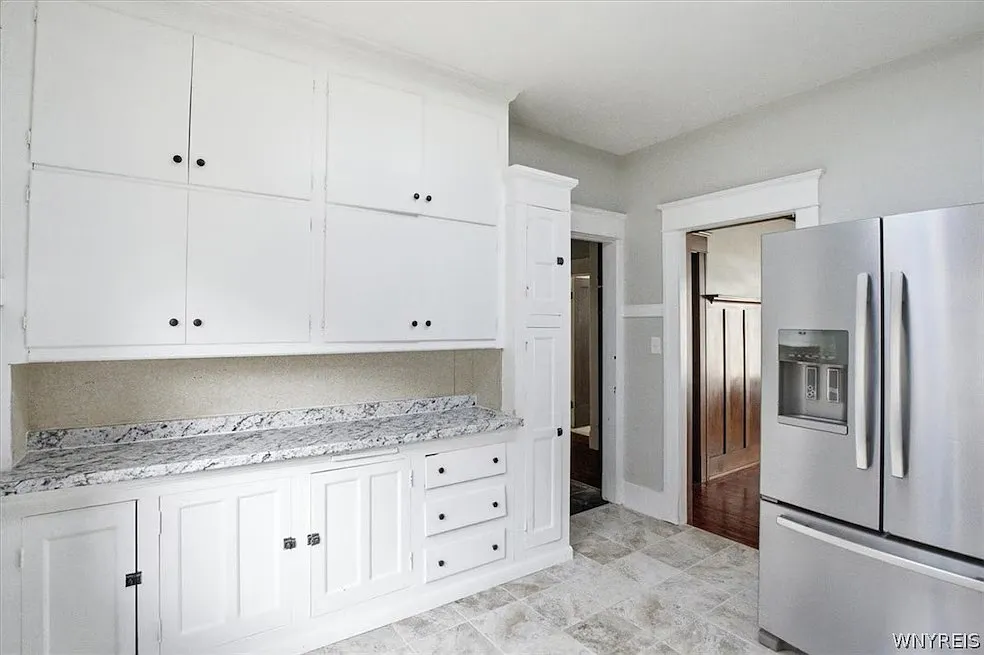 Kitchen - 162 Winspear Ave