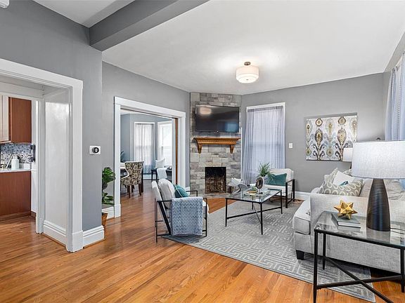 3rd image of 3525 Commonwealth Ave