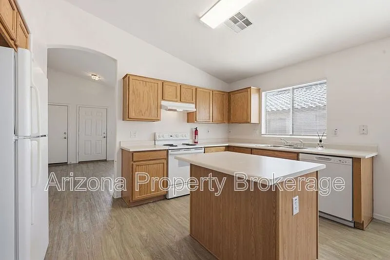 3 bed, 2.0 bath, 1311 sqft, $1,649 — Photo 2
