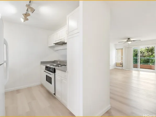 1090 Ala Napunani St APT 211, Honolulu, HI 96818