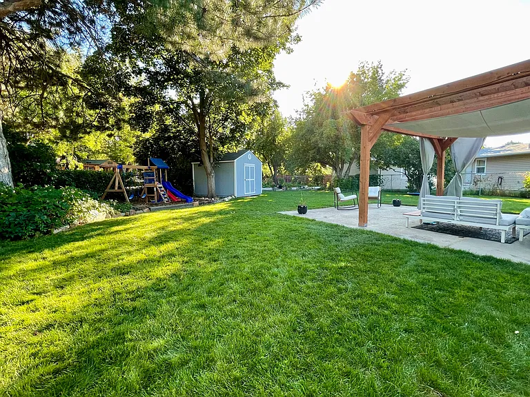 1237 E Victory Rd — Photo 13