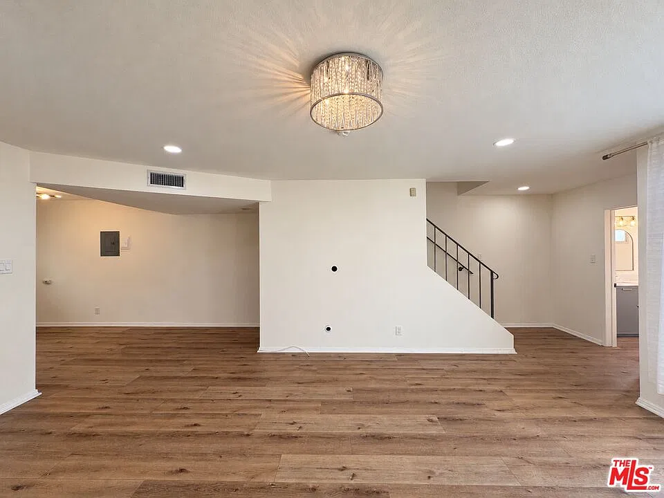 2 bed, 2.5 bath, 1331 sqft, $3,000 — Photo 4