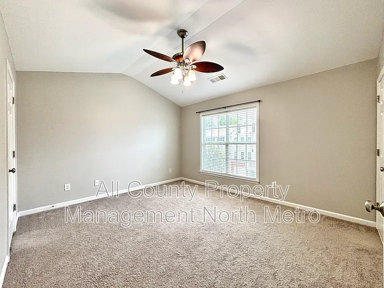 1033 Thornborough Dr — Photo 2