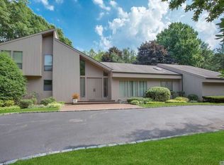 25 Rodeo Dr, Syosset, NY 11791