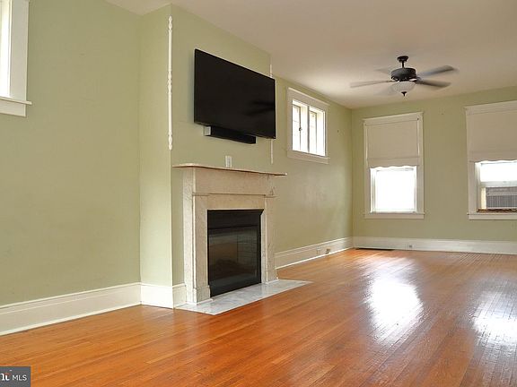 5th image of 322 W Orange St