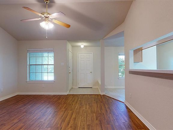 5th image of 926 Crepe Myrtle St
