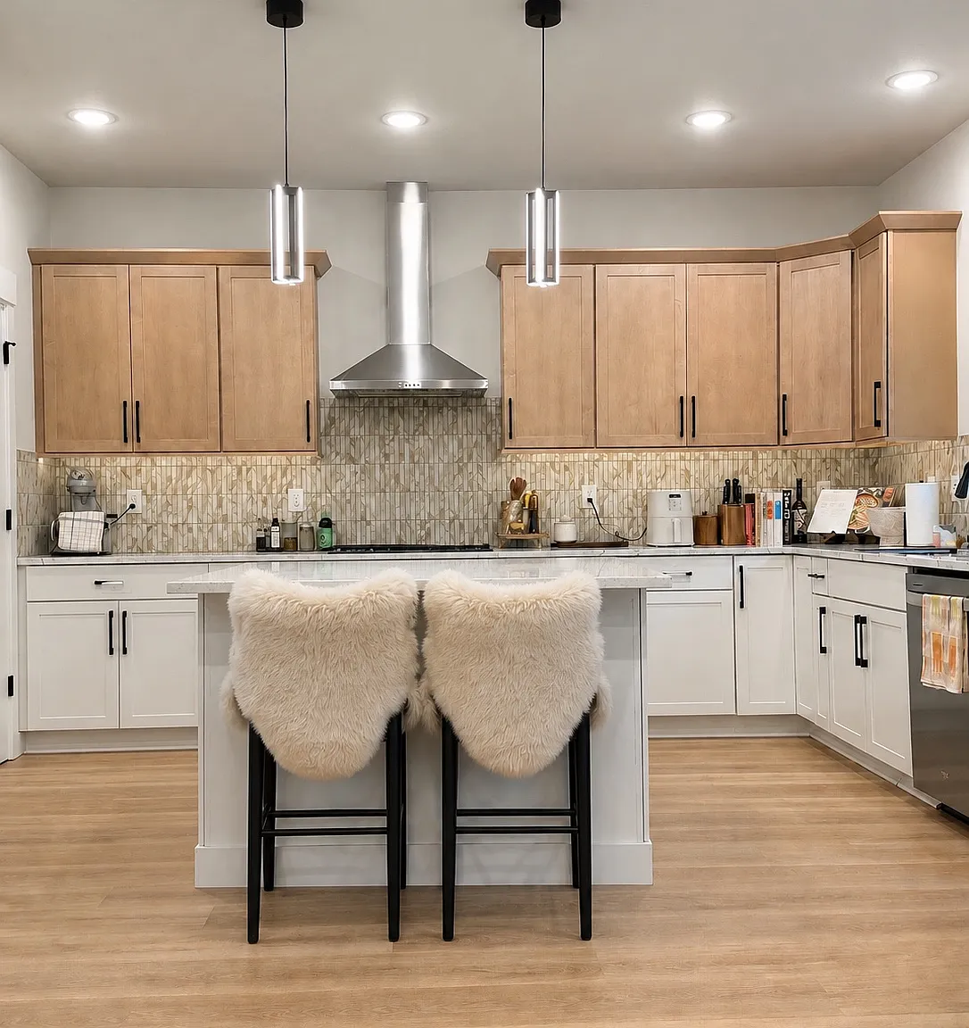 4 bed, 2200 sqft, $5,100 — Photo 1