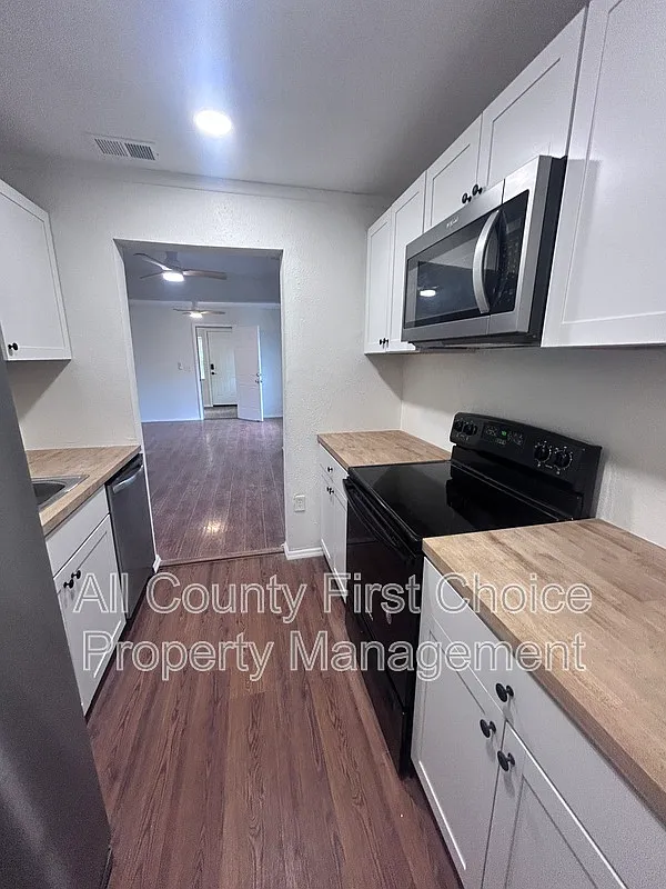 3 bed, 1.0 bath, 1100 sqft, $2,500 — Photo 3