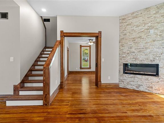 3rd image of 210 Winner Ave