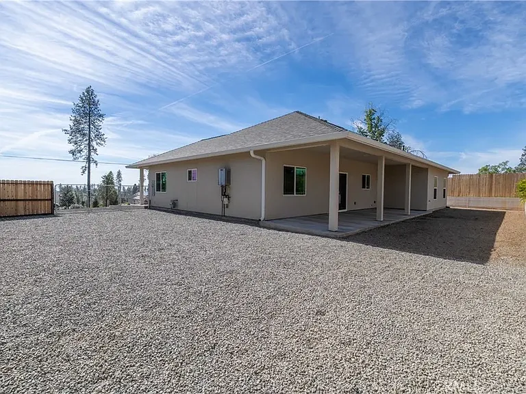 585 Valley View Dr — Photo 2