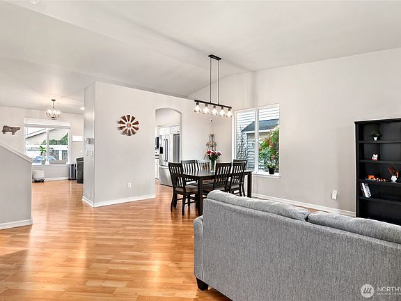 4th image of 10018 Cascadian Avenue SE