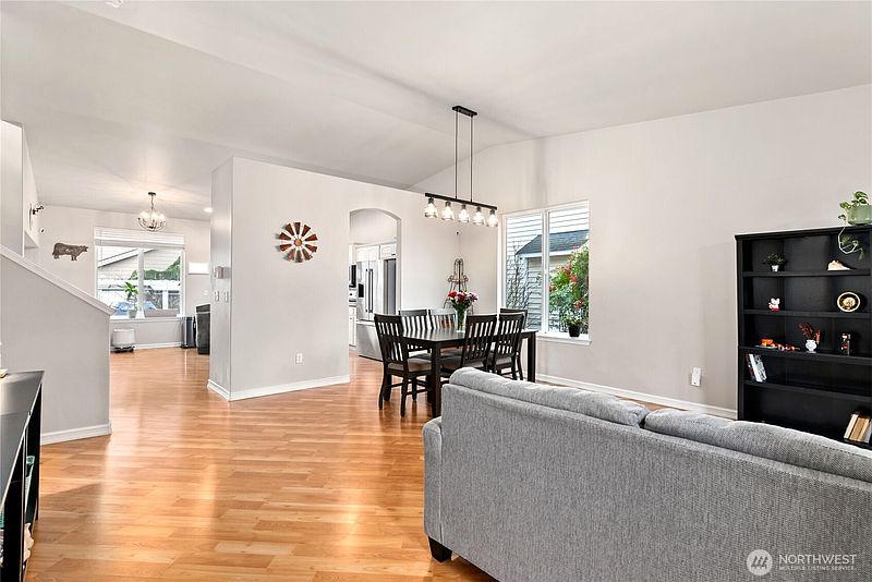 4th image of 10018 Cascadian Avenue SE