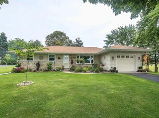 W282N6758 Winkleman Rd, Hartland, WI 53029