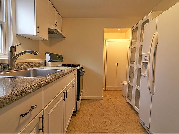 3rd image of 104 Waring Pl #1