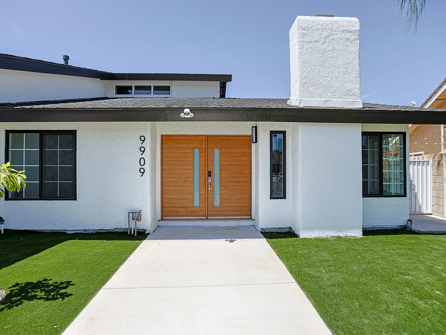 4 bed, 2573 sqft, $8,800 — Photo 2