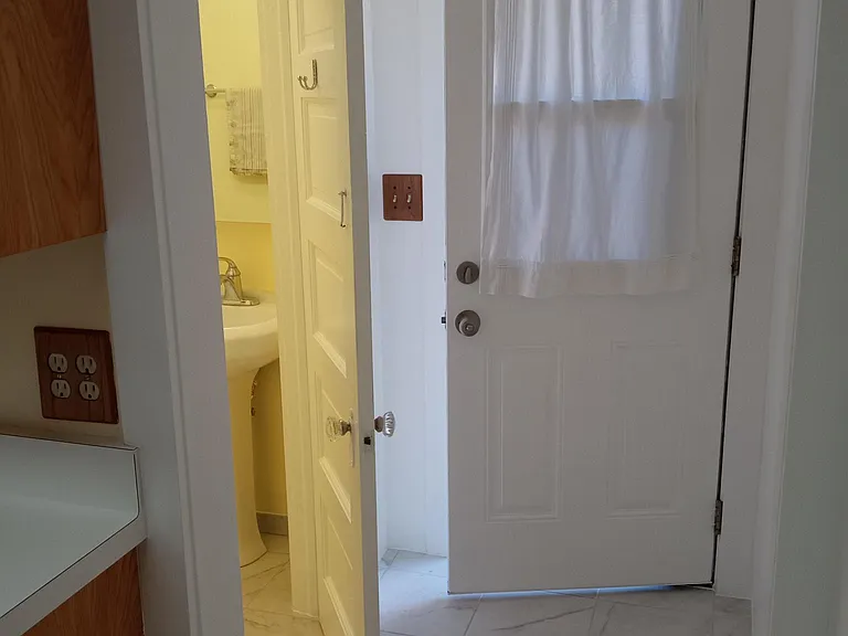 523 Beryl St — Photo 3