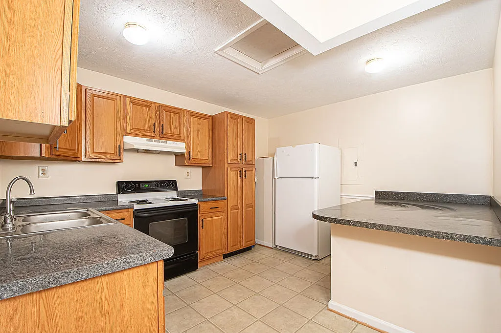 3 bed, 900 sqft, $1,400 — Photo 1