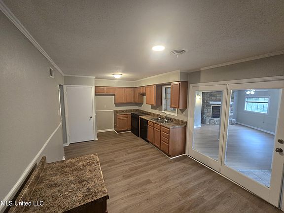 4th image of 1650 Hickory Dr