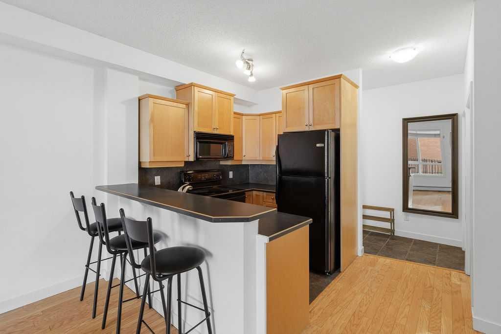 Apartment in Calgary, Mission - View 5