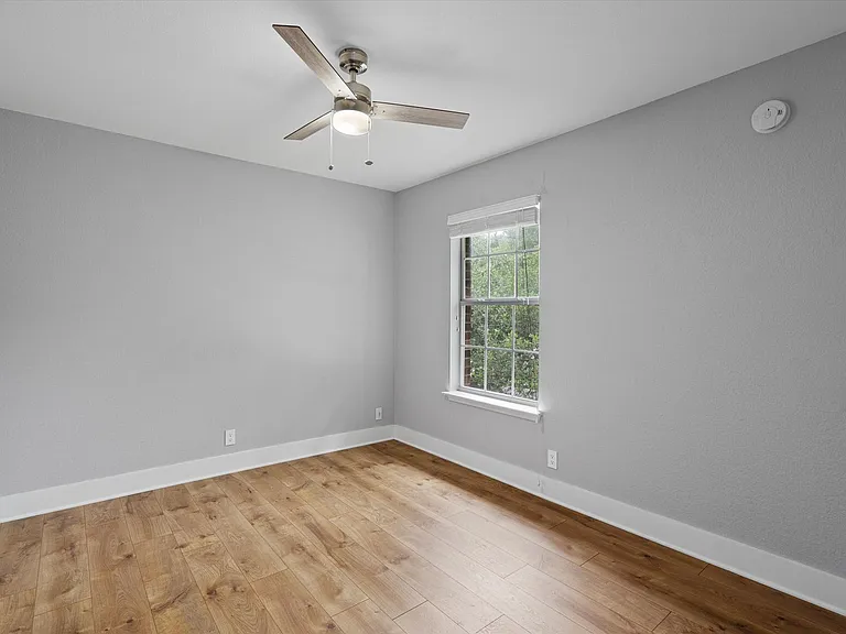 1203 Thackeray Ln — Photo 31