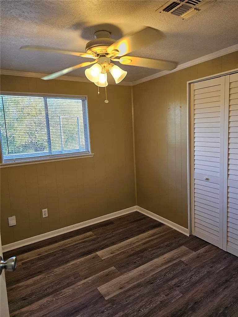 3 bed, 1.0 bath, 800 sqft, $1,300 — Photo 4