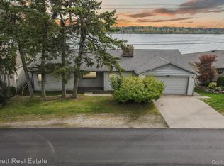 1015 N River Rd, Saint Clair, MI 48079