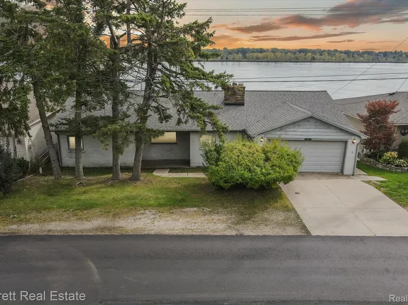 1015 N River Rd, Saint Clair, MI 48079