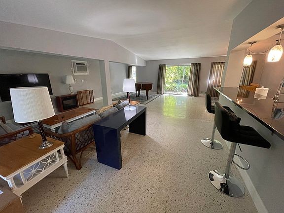 3rd image of 802 SE Atlantic Dr