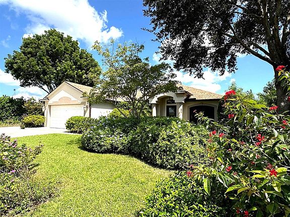 4th image of 422 NE Camelot Dr