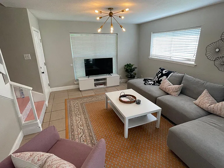 1221 W Hunt St — Photo 4