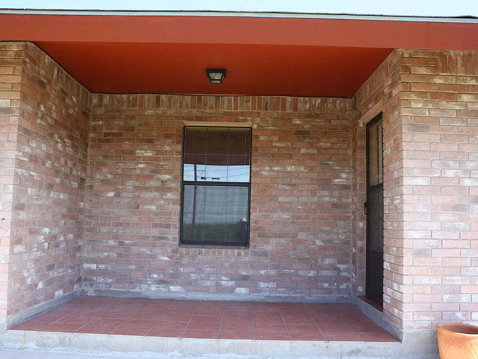 Front porch for apartment E