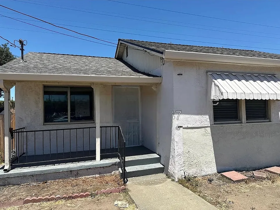 330 W Tregallas Rd