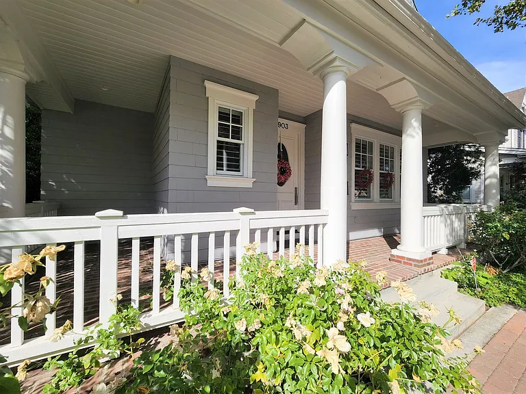 903 Ramona St — Photo 2