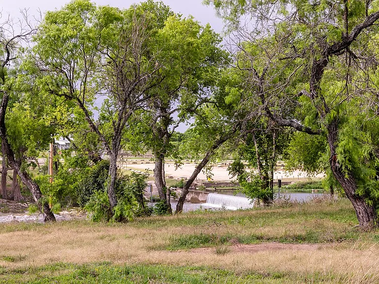 123 FM 480 — Photo 39