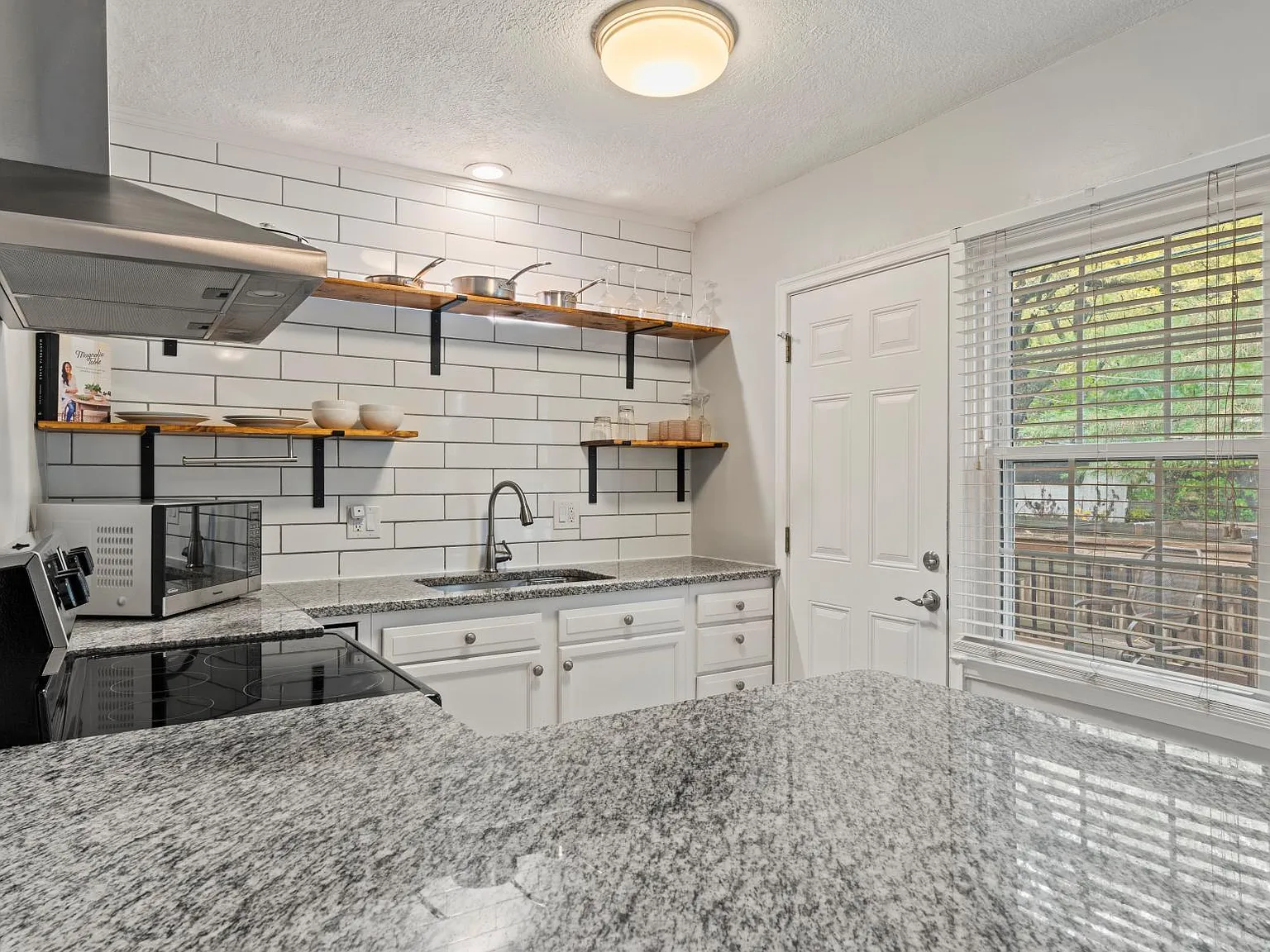 2 bed, 884 sqft, $1,690 — Photo 4
