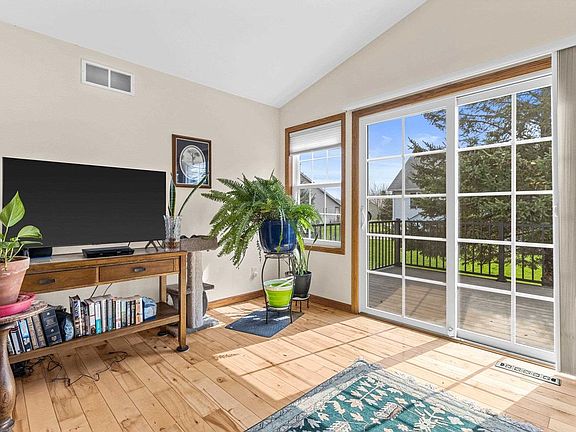 4th image of 631 Cardinal Way