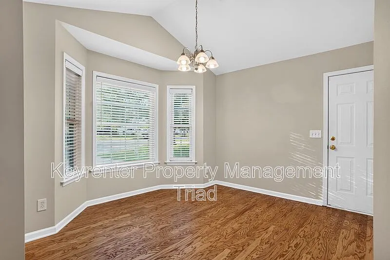 3 bed, 1.5 bath, 1380 sqft, $2,200 — Photo 3