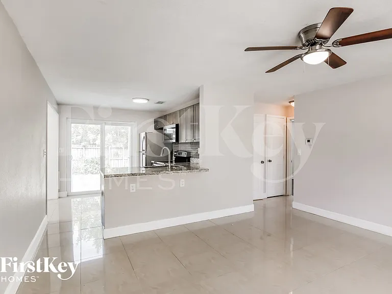 2550 NE 8th Ave — Photo 2