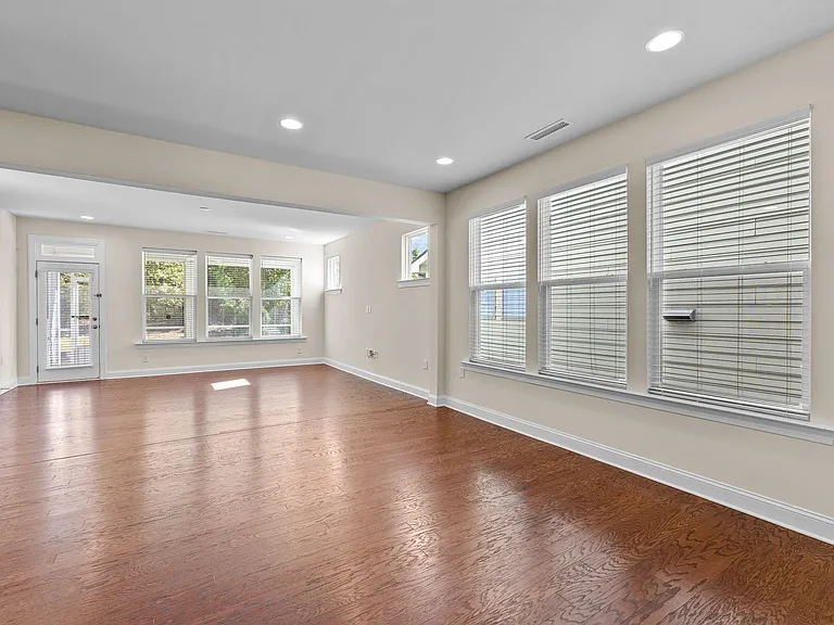 271 Begen St — Photo 11