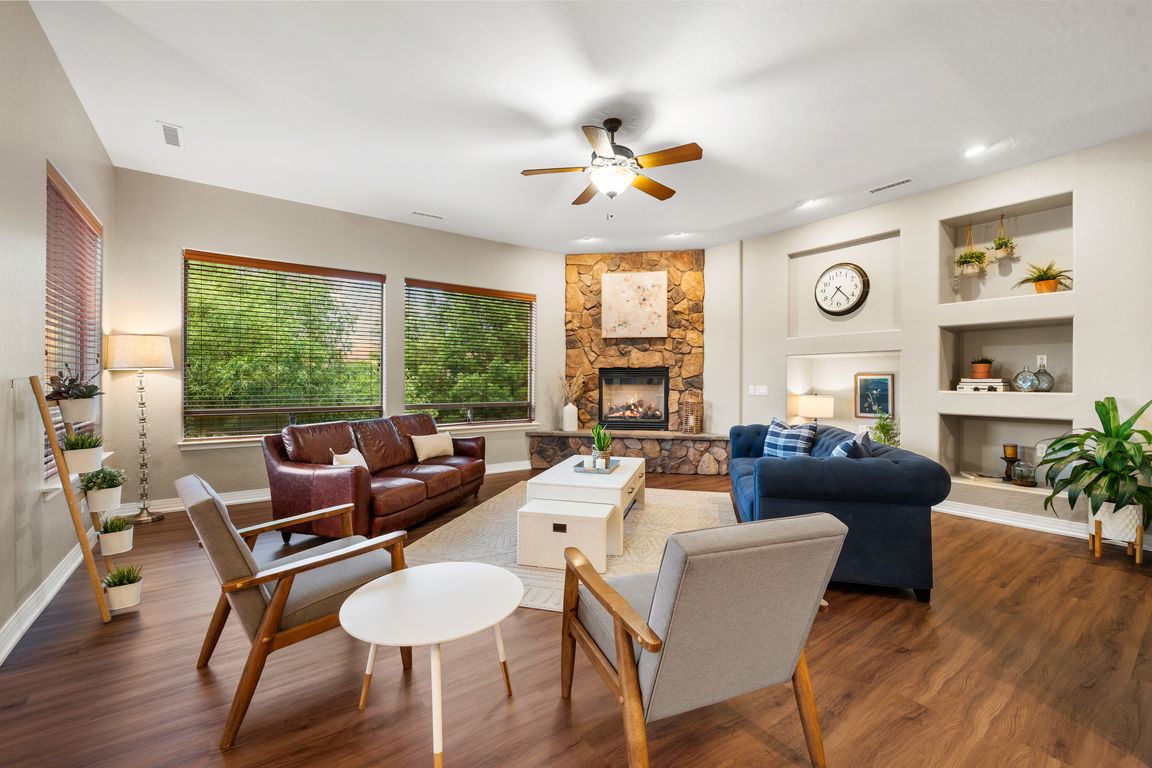 9-Living Room (2)