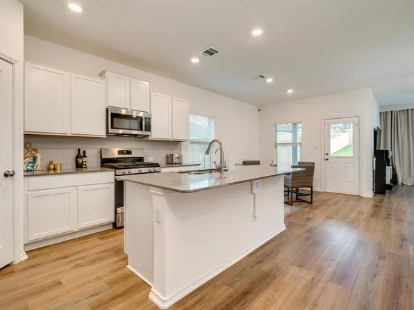 1208 Sweetspire St, Leander, TX 78641