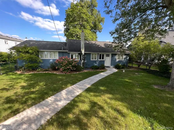 5942 Long Point Dr, Davisburg, MI 48350