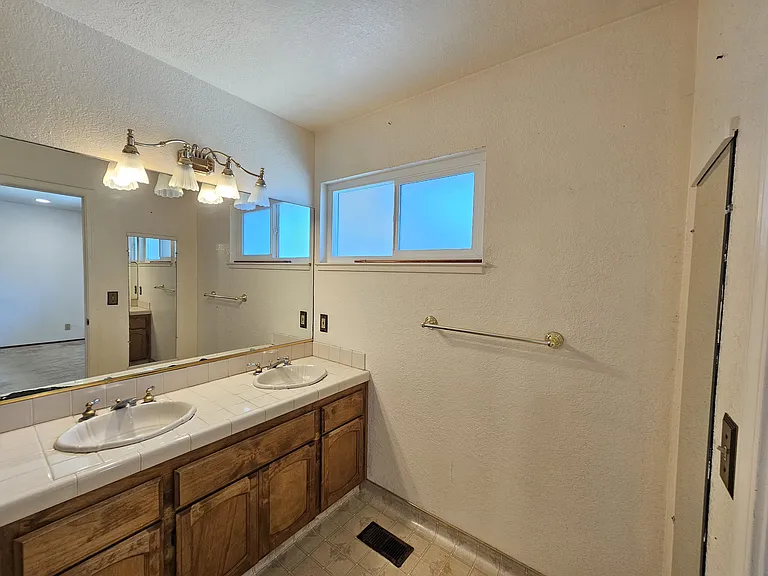 32270 Devonshire St — Photo 16