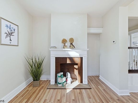 5th image of 33 Midland Ave